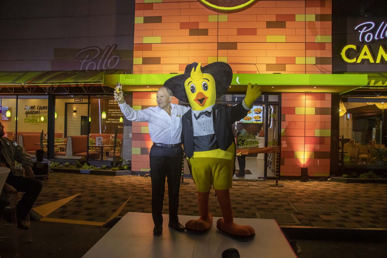 Celebrando la reapertura del restaurante Pollo Campero de Vista Hermosa en Guatemala, con una nueva imagen e innovaciones de marca