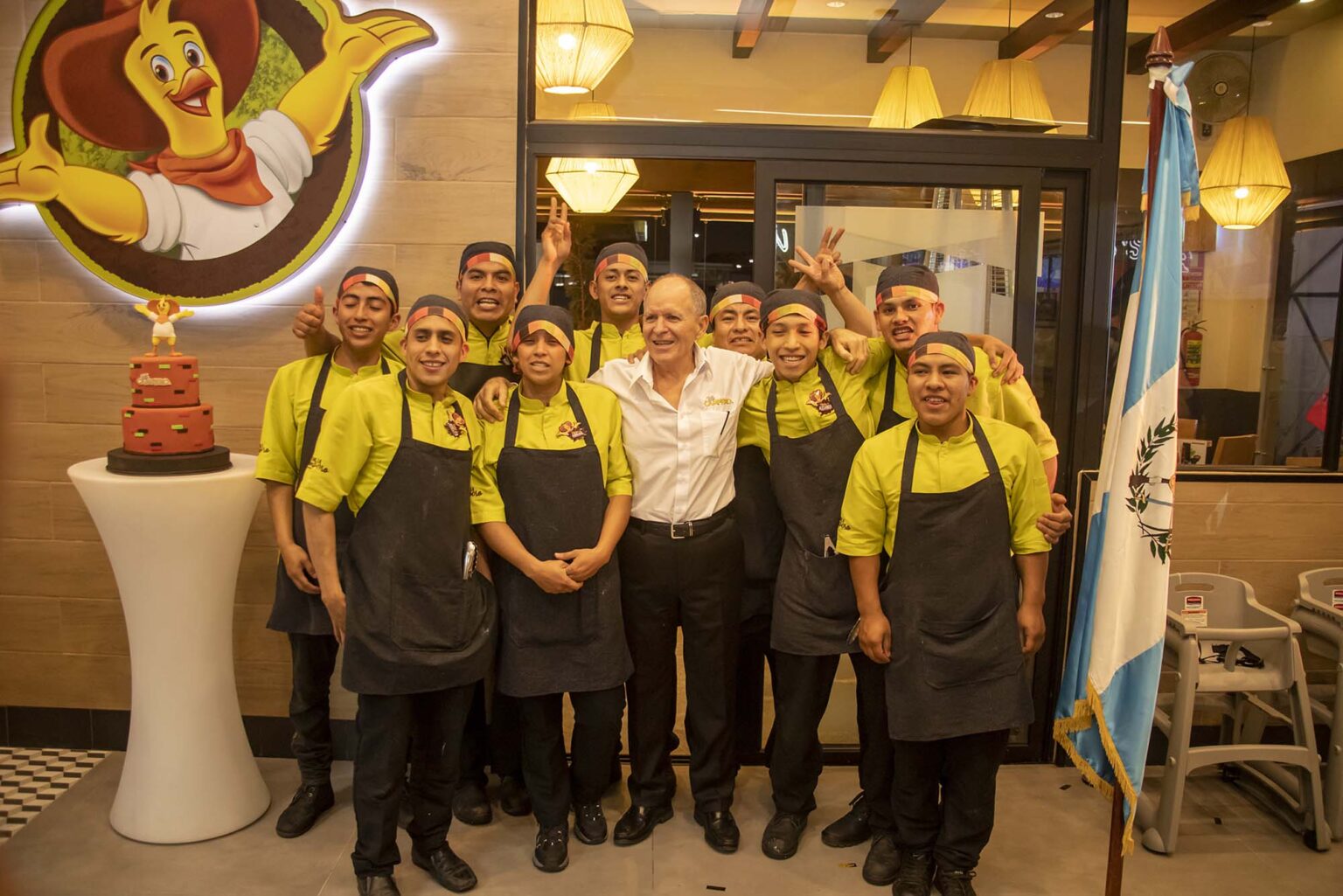 Celebrando la reapertura del restaurante Pollo Campero de Vista Hermosa en Guatemala, con una nueva imagen e innovaciones de marca