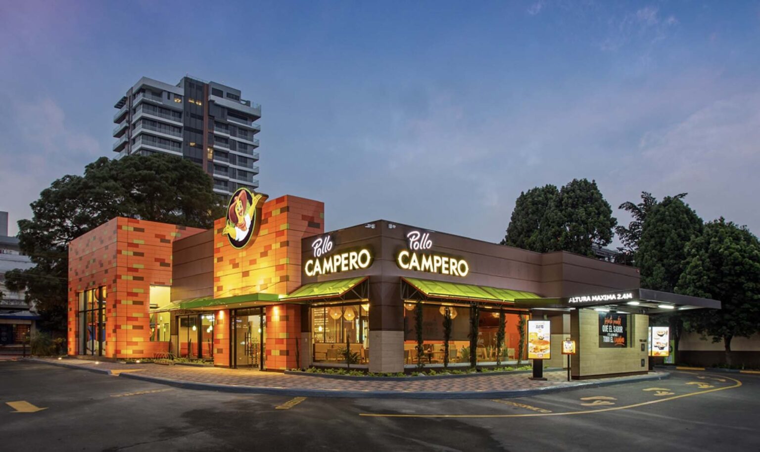 Celebrando la reapertura del restaurante Pollo Campero de Vista Hermosa en Guatemala, con una nueva imagen e innovaciones de marca
