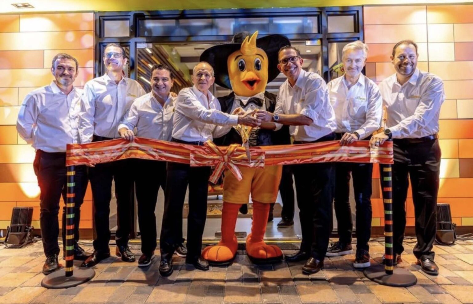 Celebrando la reapertura del restaurante Pollo Campero de Vista Hermosa en Guatemala, con una nueva imagen e innovaciones de marca