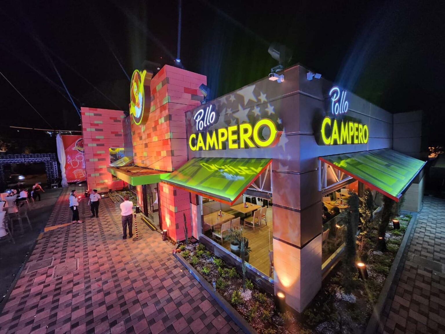 Celebrando la reapertura del restaurante Pollo Campero de Vista Hermosa en Guatemala, con una nueva imagen e innovaciones de marca