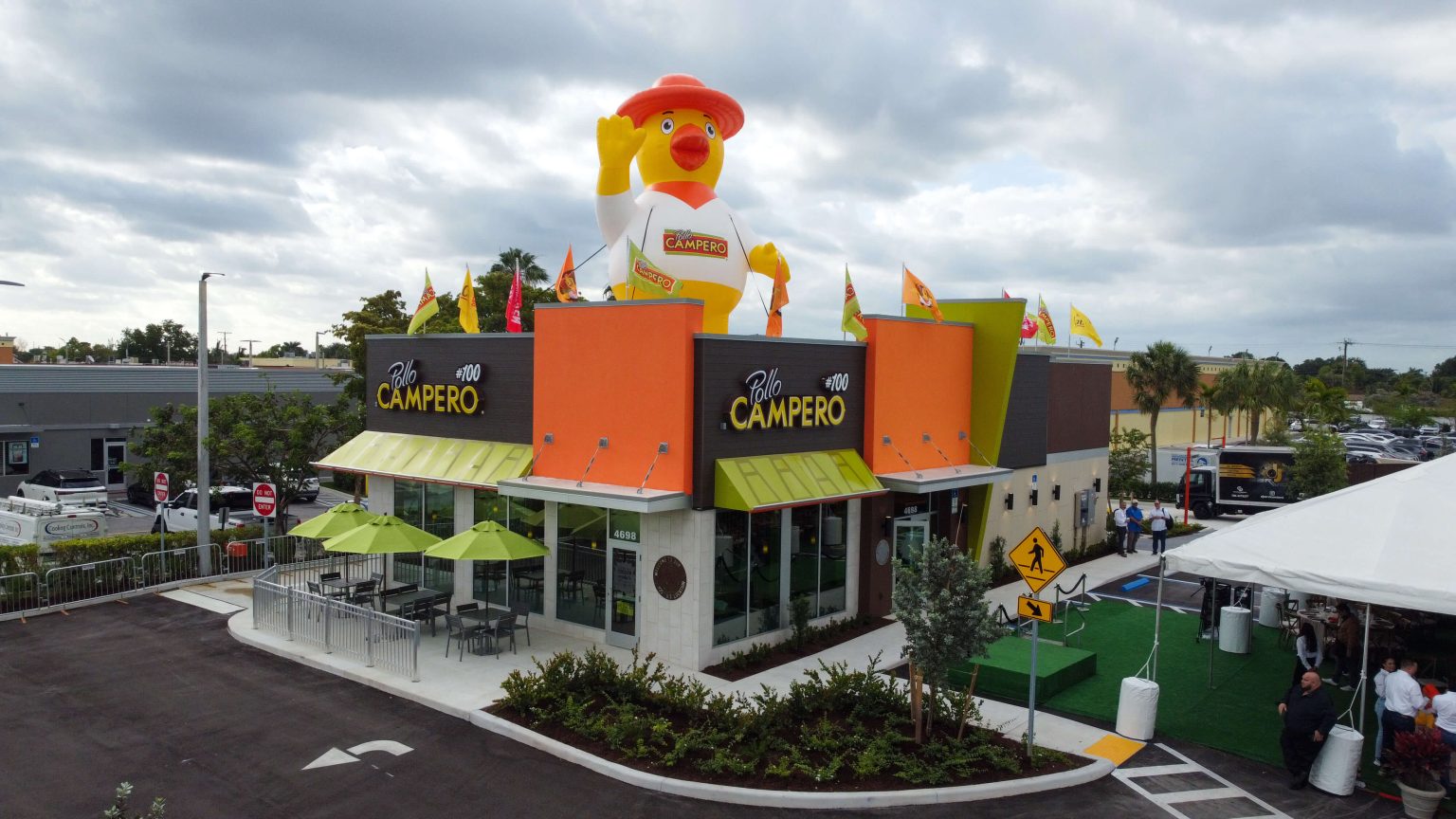 En la inauguración del Campero # 100 en USA