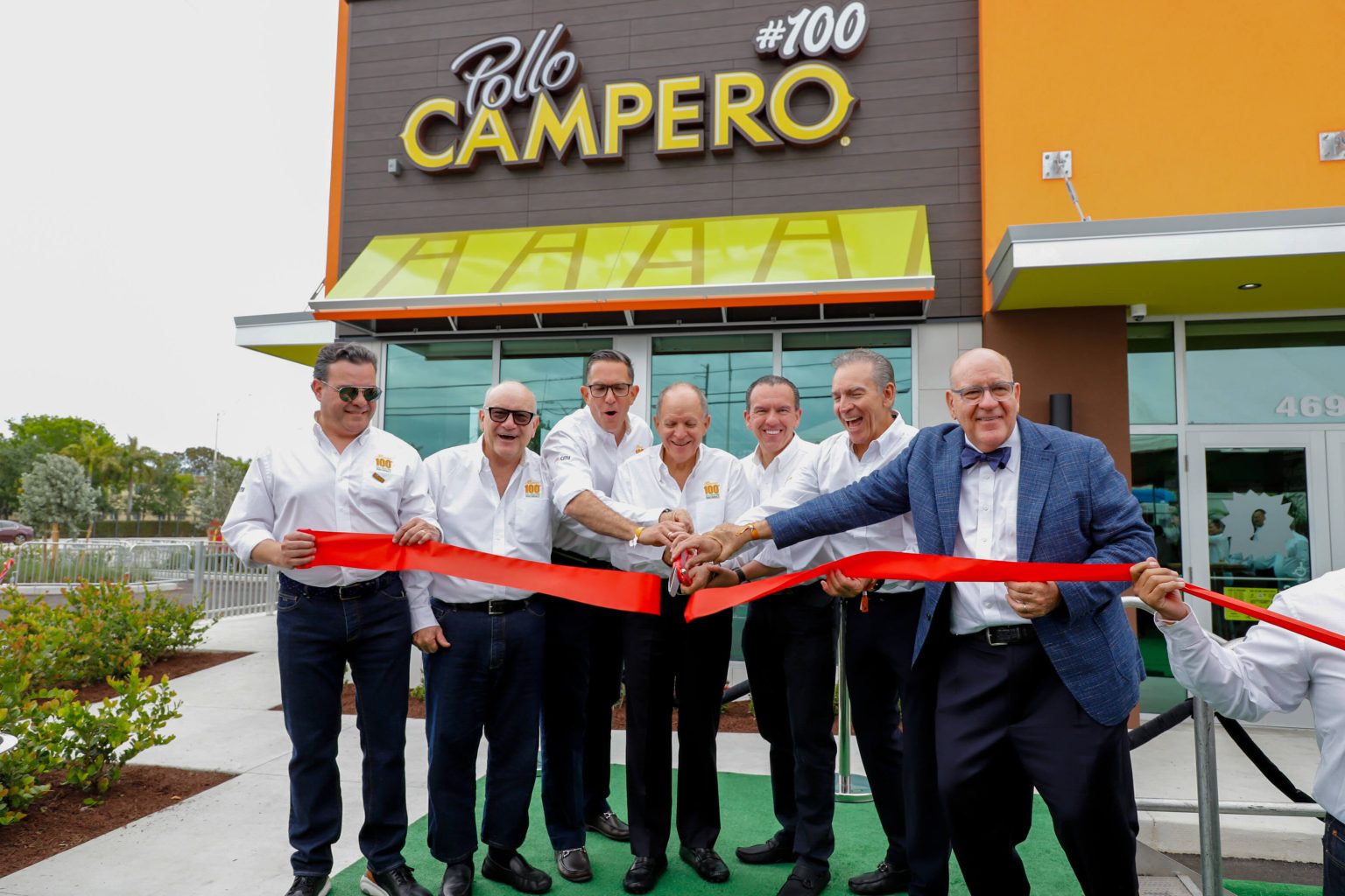 En la inauguración del Campero # 100 en USA