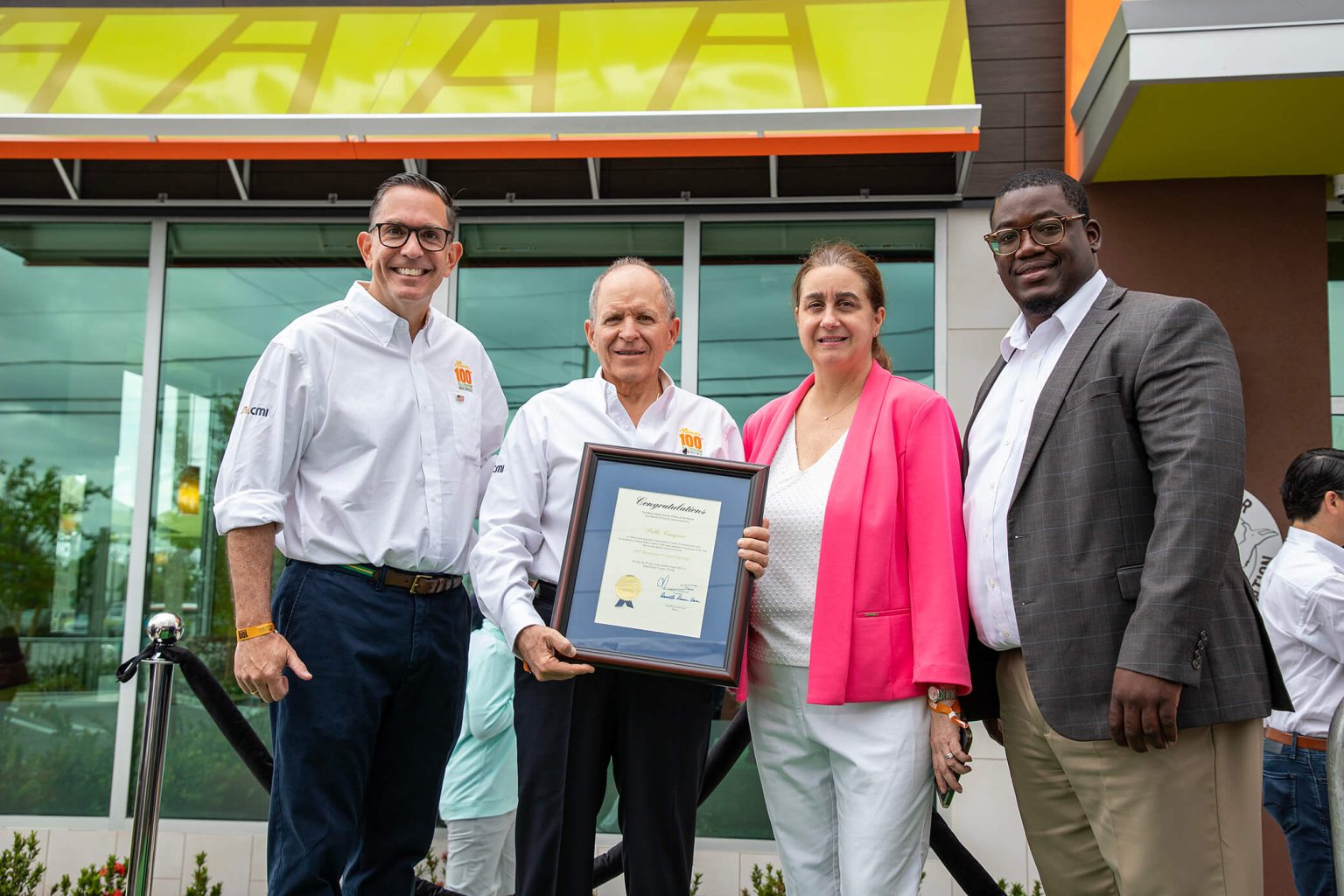 En la inauguración del Campero # 100 en USA