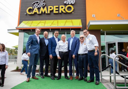 En la inauguración del Campero # 100 en USA