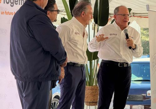 Celebrando la adquisición de Del Real Foods, empresa de alimentos preparados, Estados Unidos