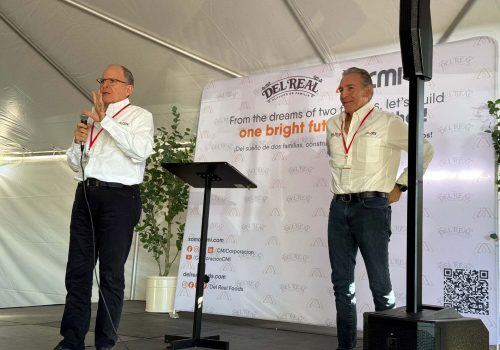 Celebrando la adquisición de Del Real Foods, empresa de alimentos preparados, Estados Unidos
