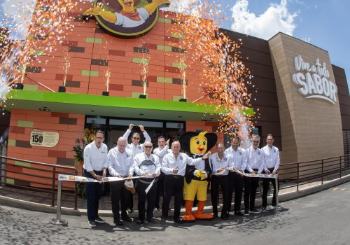 En la inauguración del restaurante número 150 de Pollo Campero en Guatemala, ubicado en Quetzaltenango