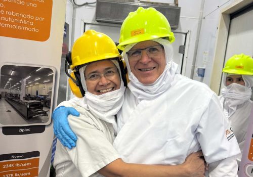 En mi visita a planta Toledo, saludando a Mayra Alegria Medina, quien en 1980 era operario de procesamiento y actualmente es monitor en el área de preparados