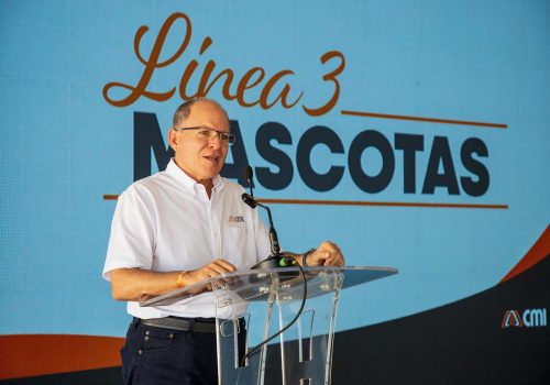 Inaugurando la nueva línea de producción en la planta de alimentos para mascotas en Guatemala